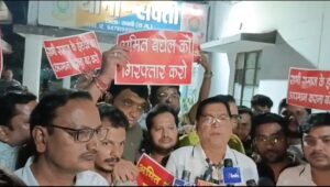 जिला मुख्यालय शक्ति में 6 नवंबर को अग्रवाल समाज ने अमित बघेल की अमर्यादित टिप्पणी को लेकर निकाली रैली, पुलिस थाना शक्ति में दिया ज्ञापन, गिरफ्तारी की करी मांग, अग्रवाल सभा अध्यक्ष श्यामसुंदर ने कहा- गिरफ्तारी नहीं होने पर समाज करेगा बड़ा आंदोलन जिला मुख्यालय शक्ति में 6 नवंबर को अग्रवाल समाज ने अमित बघेल की अमर्यादित टिप्पणी को लेकर निकाली रैली, पुलिस थाना शक्ति में दिया ज्ञापन, गिरफ्तारी की करी मांग, अग्रवाल सभा अध्यक्ष श्यामसुंदर ने कहा- गिरफ्तारी नहीं होने पर समाज करेगा बड़ा आंदोलन kshititech