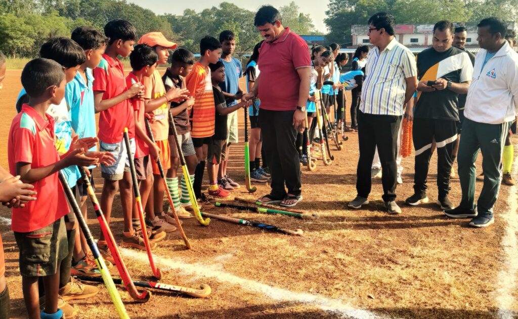 भारतीय हॉकी के गौरवशाली सफलतम 100 वर्ष-हॉकी प्रतियोगिता में जिला हॉकी अकादमी ने जीता खिताब, हॉकी के जादूगर मेजर ध्यानचंद जी को किया गया स्मरण, जांजगीर चांपा जिला हॉकी संघ ने किया था आयोजन भारतीय हॉकी के गौरवशाली सफलतम 100 वर्ष-हॉकी प्रतियोगिता में जिला हॉकी अकादमी ने जीता खिताब, हॉकी के जादूगर मेजर ध्यानचंद जी को किया गया स्मरण, जांजगीर चांपा जिला हॉकी संघ ने किया था आयोजन kshititech