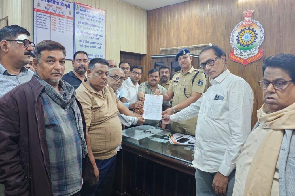 भगवान झूलेलाल पर अमित बघेल द्वारा की गई अमर्यादित टिप्पणी पर 9 नवंबर को शक्ति के सिंधी समाज के लोग पहुंचे पुलिस थाने, बघेल के खिलाफ एफआईआर दर्ज करने की की करी मांग, सिंधी समाज के सुरेश कृपलानी ने कहा- कार्रवाई न होने पर आंदोलन करने मजबूर होगा सिंधी समाज, देश के विभिन्न राज्यों में सिंधी समाज में अमित बघेल के खिलाफ दर्ज करवाई है FIR kshititech