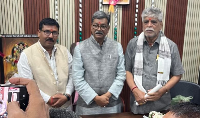 नेता प्रतिपक्ष महंत जी पहुंचे टेमर गांव, नए विकास कार्यो की रखी नींव, पंचायत के ऊर्जावान सरपंच चंद्र कुमार सोनी के जन्मदिन पर दी उन्हें बधाई एवं ग्राम वासियों को कहा- शक्ति विधानसभा क्षेत्र में साल 2018 से तेजी से हो रहे हैं विकास के कार्य, लाखों रुपए के नए विकास के काम होंगे गांव में kshititech