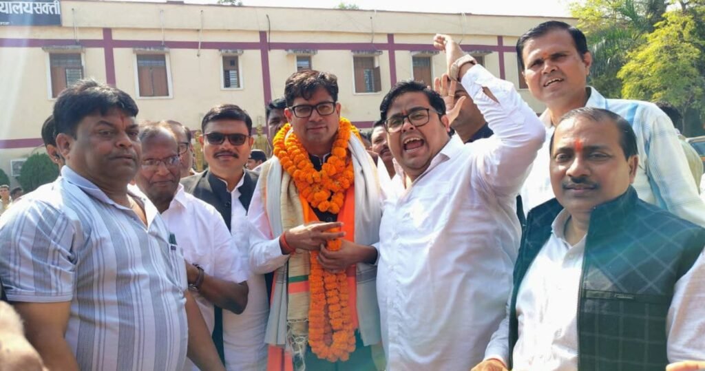 वित्त मंत्री ओपी चौधरी का शक्ति में हुआ जोरदार स्वागत, भाजपा जिला अध्यक्ष टिकेश्वर एवं मंडल अध्यक्ष अभिषेक शर्मा के नेतृत्व में पहुंचे कार्यकर्ता, स्वागत से अभिभूत चौधरी जी ने कहा-छत्तीसगढ़ की सरकार सर्व वर्ग के कल्याण के लिए चला रही योजनाएं kshititech