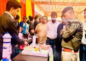 अघोर विद्यापीठ पोड़ी दल्हा में हुआ अंतर शाला विज्ञान प्रदर्शनी एवं आनंद मेला का आयोजन, जिले के पुलिस कप्तान भी पहुंचे आयोजन में, एसपी साहब ने भी करी बच्चों की प्रस्तुति की प्रशंसा kshititech