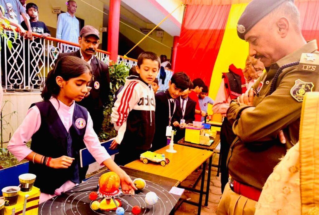 अघोर विद्यापीठ पोड़ी दल्हा में हुआ अंतर शाला विज्ञान प्रदर्शनी एवं आनंद मेला का आयोजन, जिले के पुलिस कप्तान भी पहुंचे आयोजन में, एसपी साहब ने भी करी बच्चों की प्रस्तुति की प्रशंसा kshititech