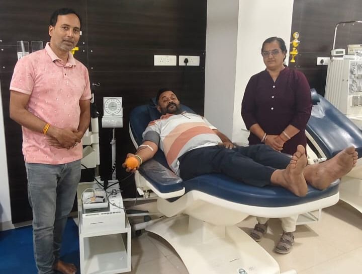 रक्तदान का जुनून- ठठारी गांव से पहुंचे रायपुर एवं जरूरतमंद को किया रक्तदान, रक्तदाता सतीश के जुनून की हो रही सर्वत्र प्रशंशा, ब्लड ग्रुप भी ऐसा जो 10000 लोगों में एक व्यक्ति का ही होता है बॉम्बे ब्लड रक्तदान का जुनून- ठठारी गांव से पहुंचे रायपुर एवं जरूरतमंद को किया रक्तदान, रक्तदाता सतीश के जुनून की हो रही सर्वत्र प्रशंशा, ब्लड ग्रुप भी ऐसा जो 10000 लोगों में एक व्यक्ति का ही होता है बॉम्बे ब्लड kshititech