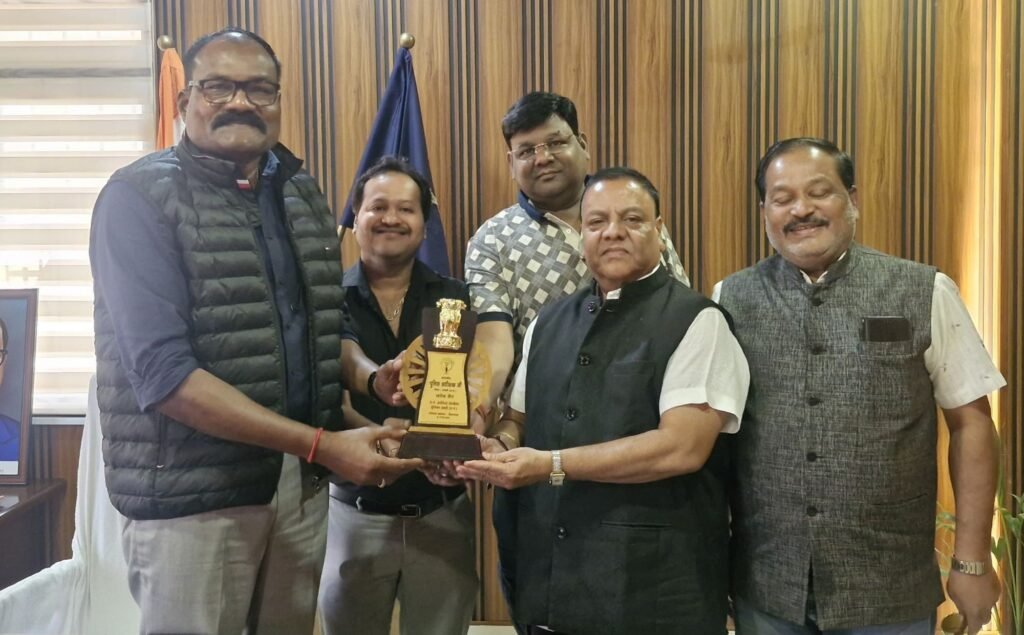 छत्तीसगढ़ जनर्लिस्ट वेलफेयर यूनियन जिला इकाई शक्ति ने करी जिले के नव पदस्थ एसपी साहब से मुलाकात,बेहतर पुलिसिंग व्यवस्था के लिए दिया धन्यवाद, एसपी ठाकुर ने कहा- एसपी कार्यालय परिसर को ऑक्सीजोन के रूप में करेंगे विकसित, हमारा पर्यावरण सुरक्षित होगा तभी हमारा स्वास्थ्य भी रहेंगा बेहतर छत्तीसगढ़ जनर्लिस्ट वेलफेयर यूनियन जिला इकाई शक्ति ने करी जिले के नव पदस्थ एसपी साहब से मुलाकात,बेहतर पुलिसिंग व्यवस्था के लिए दिया धन्यवाद, एसपी ठाकुर ने कहा- एसपी कार्यालय परिसर को ऑक्सीजोन के रूप में करेंगे विकसित, हमारा पर्यावरण सुरक्षित होगा तभी हमारा स्वास्थ्य भी रहेंगा बेहतर kshititech