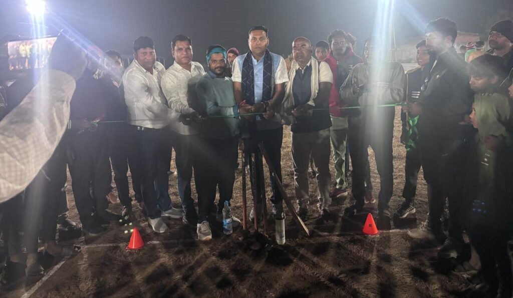 रात्रि कालीन क्रिकेट प्रतियोगिता के उद्घाटन समारोह में कनई गांव पहुंचे भाजपा नेता अमर सुल्तानिया ने कहा- खेल केवल मनोरंजन नहीं, बल्कि बेहतर भविष्य और स्वस्थ समाज की नींव, विजेता टीम को मिलेगा 31 हजार रुपए का इनाम, ग्राम वासियों ने किया मुख्य अतिथि सुल्तानिया का ऐतिहासिक स्वागत kshititech