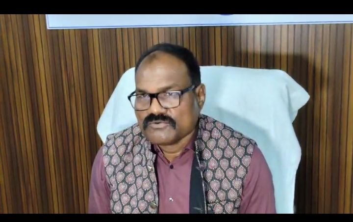 धन्यवाद साइबर टीम- शक्ति जिले की साइबर टीम की सक्रियता से करीब 11 लाख रुपए के 70 मोबाइल फोन वापस किए गए मालिकों को, अब तक टीम ने 400 गुमे मोबाइलों को किया है बरामद, एडिशनल एसपी हरीश यादव एवं साइबर प्रभारी अमित सिंह के नेतृत्व में टीम सजग, जिले के एसपी ठाकुर साहब ने भी साइबर टीम की थपथपाई पीठ kshititech