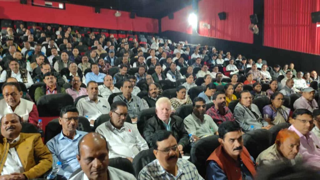 शक्ति जिले में शिक्षा विभाग की अब तक की सबसे बड़ी बैठक- शक्ति के मल्टीप्लेक्स सिनेमा हॉल में रखी गई शिक्षा विभाग की अहम बैठक, उप संचालक ने बोर्ड परीक्षाओं के परिणामों को लेकर दिए अधिकारियों को निर्देश, शिक्षा विभाग के सैकड़ो अधिकारी रहे मौजूद kshititech