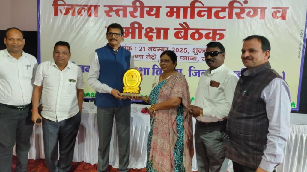 शक्ति जिले में शिक्षा विभाग की अब तक की सबसे बड़ी बैठक- शक्ति के मल्टीप्लेक्स सिनेमा हॉल में रखी गई शिक्षा विभाग की अहम बैठक, उप संचालक ने बोर्ड परीक्षाओं के परिणामों को लेकर दिए अधिकारियों को निर्देश, शिक्षा विभाग के सैकड़ो अधिकारी रहे मौजूद kshititech