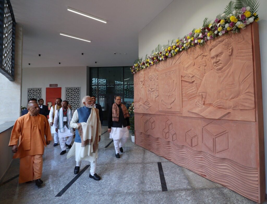 राष्ट्र का प्रेरणा स्थल- प्रधानमंत्री मोदी ने किया अटल जी की जन्म जयंती पर करीब 300 करोड रुपए की लागत वाले 65 एकड़ में फैले राष्ट्र प्रेरणा स्थल का लोकार्पण, अटल जी, दीनदयाल जी एवं मुखर्जी जी की काँसे की धातु से बनी 65 फीट ऊंची तीन प्रतिमाएं होंगी यहां का मुख्य आकर्षण, 2 लाख लोगों की क्षमता का मैदान राष्ट्र का प्रेरणा स्थल- प्रधानमंत्री मोदी ने किया अटल जी की जन्म जयंती पर करीब 300 करोड रुपए की लागत वाले 65 एकड़ में फैले राष्ट्र प्रेरणा स्थल का लोकार्पण, अटल जी, दीनदयाल जी एवं मुखर्जी जी की काँसे की धातु से बनी 65 फीट ऊंची तीन प्रतिमाएं होंगी यहां का मुख्य आकर्षण, 2 लाख लोगों की क्षमता का मैदान kshititech