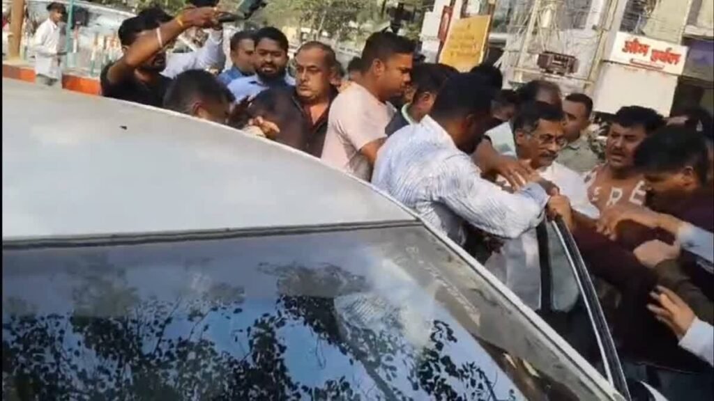 26 दिन बाद गिरफ्तार हुआ अमित बघेल, समर्थकों का दावा- सरेंडर करने आ रहे थे, पुलिस बोली गिरफ्तारी हुई है, तीन दिन की पुलिस रिमांड पर,मां के अंतिम संस्कार के लिए पुलिस के साथ कस्टडी में जाएगा गांव, अग्रवाल समाज ने किया पुलिस का धन्यवाद, पुलिस ने किया हुआ था बघेल पर 5000 का इनाम घोषित kshititech