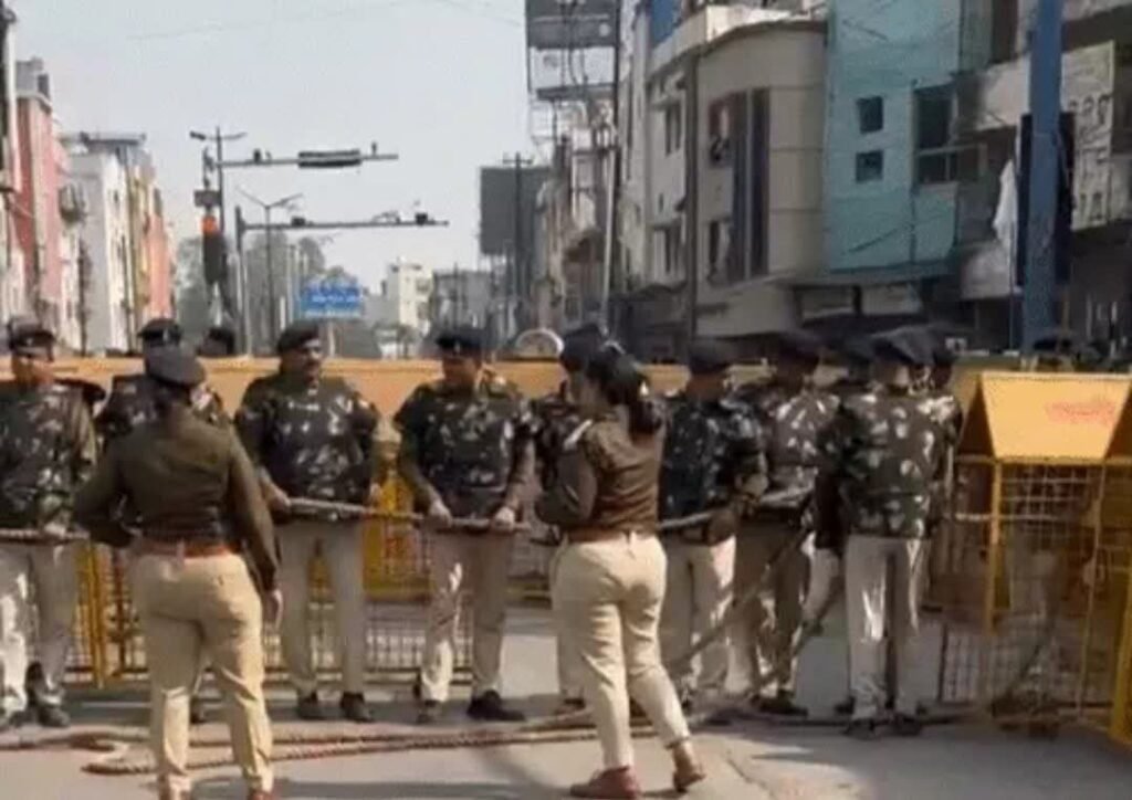 26 दिन बाद गिरफ्तार हुआ अमित बघेल, समर्थकों का दावा- सरेंडर करने आ रहे थे, पुलिस बोली गिरफ्तारी हुई है, तीन दिन की पुलिस रिमांड पर,मां के अंतिम संस्कार के लिए पुलिस के साथ कस्टडी में जाएगा गांव, अग्रवाल समाज ने किया पुलिस का धन्यवाद, पुलिस ने किया हुआ था बघेल पर 5000 का इनाम घोषित kshititech