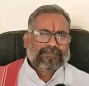 26 दिन बाद गिरफ्तार हुआ अमित बघेल, समर्थकों का दावा- सरेंडर करने आ रहे थे, पुलिस बोली गिरफ्तारी हुई है, तीन दिन की पुलिस रिमांड पर,मां के अंतिम संस्कार के लिए पुलिस के साथ कस्टडी में जाएगा गांव, अग्रवाल समाज ने किया पुलिस का धन्यवाद, पुलिस ने किया हुआ था बघेल पर 5000 का इनाम घोषित kshititech