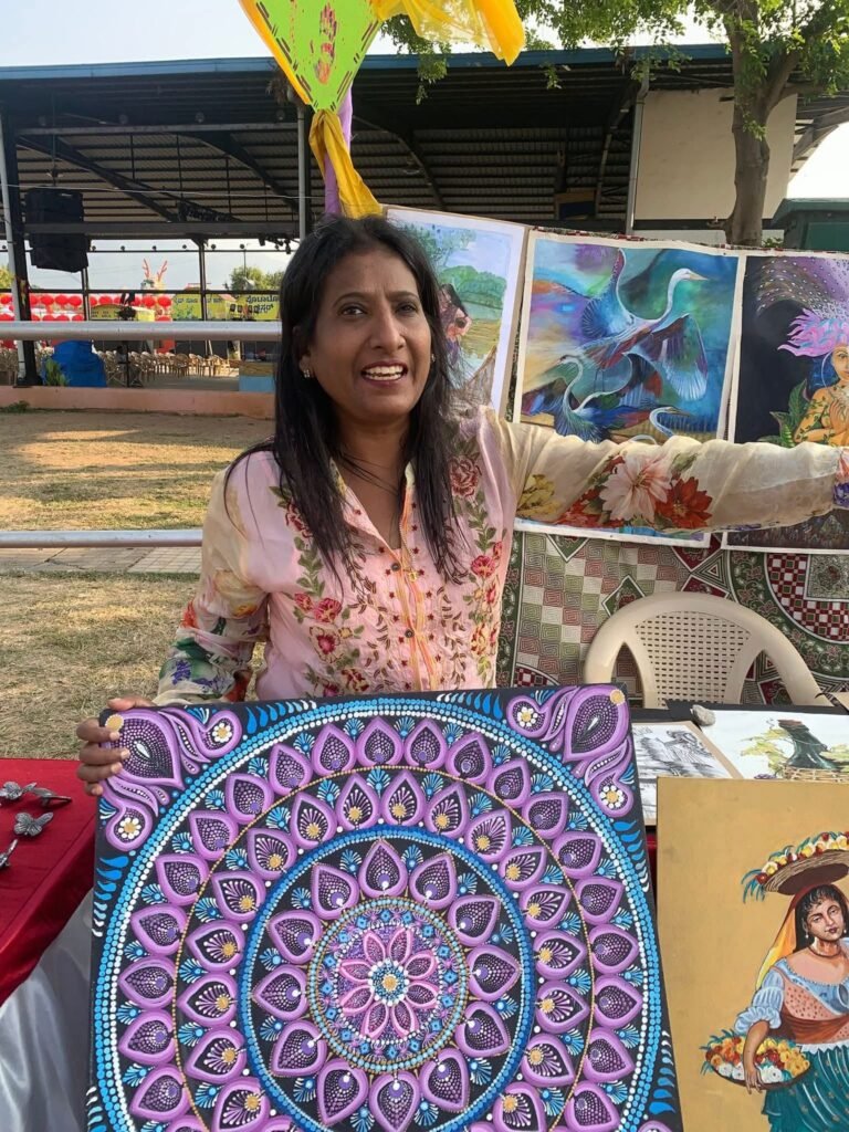 मैसूर के दशहरे मैदान में आयोजित कला प्रदर्शनी में उषा केडिया की कलाकृतियों को मिली सराहना, विदेशी सैलानियों ने करी पेंटिंग्स की प्रशंसा, अपनी श्रेष्ठ कलाओं से अंतरराष्ट्रीय मंच पर भी सम्मानित हो चुकी हैं उषा केडिया मैसूर के दशहरे मैदान में आयोजित कला प्रदर्शनी में उषा केडिया की कलाकृतियों को मिली सराहना, विदेशी सैलानियों ने करी पेंटिंग्स की प्रशंसा, अपनी श्रेष्ठ कलाओं से अंतरराष्ट्रीय मंच पर भी सम्मानित हो चुकी हैं उषा केडिया kshititech