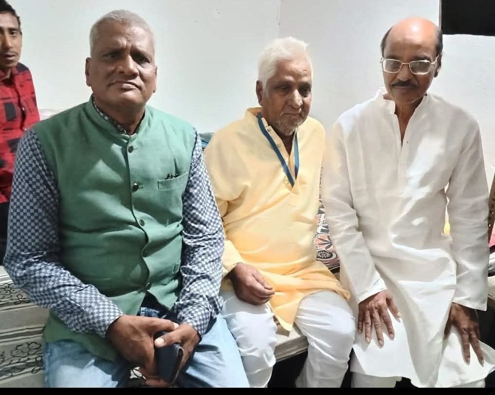 किसान कांग्रेस के शक्ति जिला अध्यक्ष साधेश्वर गबेल ने भी किया पूर्व प्रधानमंत्री अटल जी की जयंती पर नमन,साधेश्वर ने कहा- अटल जी जब छत्तीसगढ़ आते थे, मैं भी उनके ओजस्वी भाषण को सुनने जाता था, मेरे स्वर्गीय पूज्य पिता नारायण प्रसाद गबेल ने किसान संघ में दशकों तक दी अपनी सेवाएं किसान कांग्रेस के शक्ति जिला अध्यक्ष साधेश्वर गबेल ने भी किया पूर्व प्रधानमंत्री अटल जी की जयंती पर नमन,साधेश्वर ने कहा- अटल जी जब छत्तीसगढ़ आते थे, मैं भी उनके ओजस्वी भाषण को सुनने जाता था, मेरे स्वर्गीय पूज्य पिता नारायण प्रसाद गबेल ने किसान संघ में दशकों तक दी अपनी सेवाएं kshititech