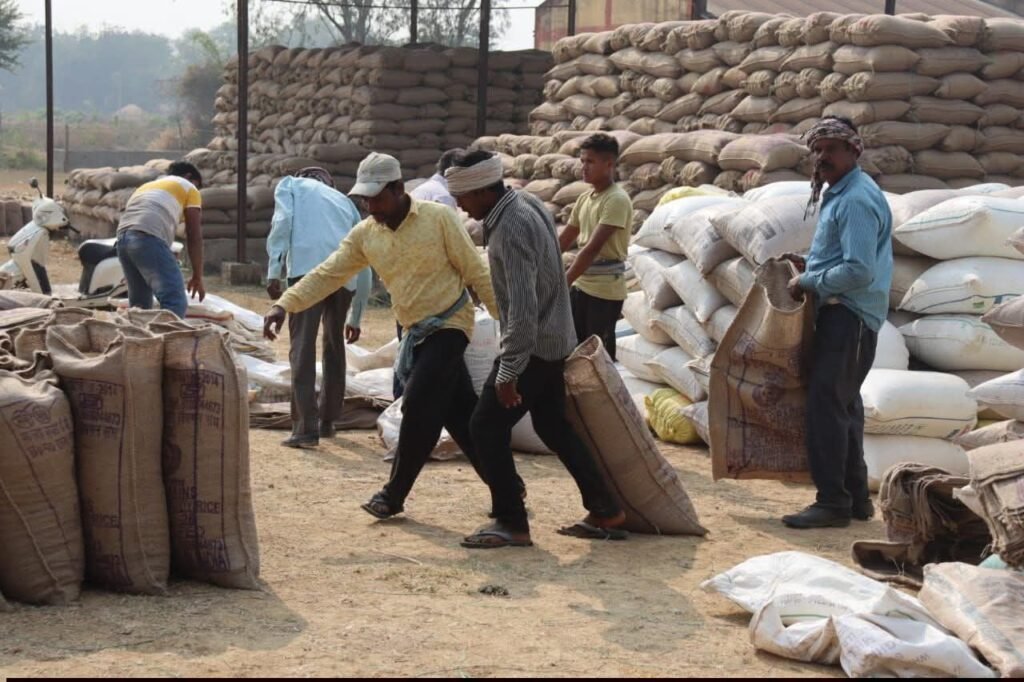 शक्ति क्षेत्र के अनेकों धान खरीदी केदो में नहीं हो रहा धान का उठाव, खरीदी केंद्र प्रभारी परेशान, विभागीय प्रशासनिक अधिकारी भी लगातार कर रहे खरीदी केदो की मॉनिटरिंग, धान खरीदी की सुचारू व्यवस्था से खुश है आंचल के किसान शक्ति क्षेत्र के अनेकों धान खरीदी केदो में नहीं हो रहा धान का उठाव, खरीदी केंद्र प्रभारी परेशान, विभागीय प्रशासनिक अधिकारी भी लगातार कर रहे खरीदी केदो की मॉनिटरिंग, धान खरीदी की सुचारू व्यवस्था से खुश है आंचल के किसान kshititech