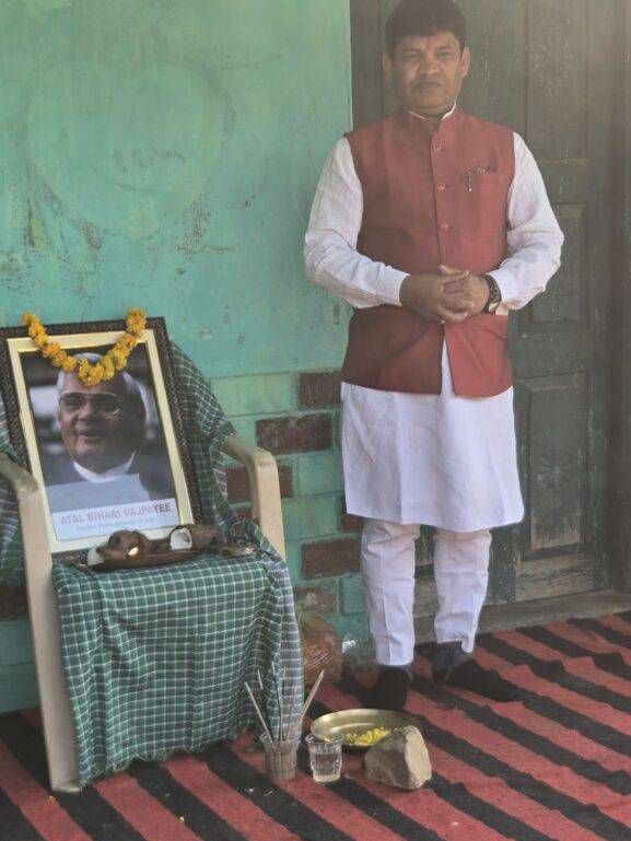 पूर्व विधायक डॉक्टर खिलावन साहू के गृह ग्राम नगरदा में अटल जी की जन्म जयंती को मनाया गया सुशासन दिवस के रूप में, डॉक्टर खिलावन साहू ने कहा- अटल जी ने किया छत्तीसगढ़ राज्य का निर्माण, बासिन में आयोजित जयंती कार्यक्रम में भी पहुंचे पूर्व विधायक साहू kshititech