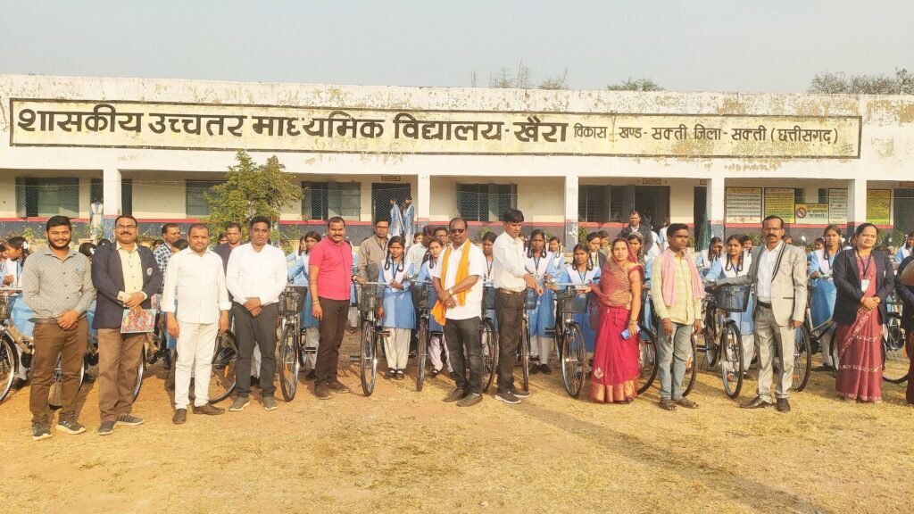 सरस्वती साइकिल योजना के तहत हायर सेकंडरी खैरा में 64 छात्राओं को किया गया सायकिल वितरण,भाजपा मंडल अध्यक्ष गेंदराम मनहर रहे मुख्य अतिथि, प्राचार्य सुरेश जायसवाल ने कहा- साइकिल मिलने से छात्राओं को विद्यालय आने में होगी सुविधा kshititech