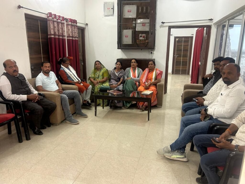 जन्म जयंती पर प्रथम राष्ट्रपति को कांग्रेस जनों ने किया स्मरण- जिला कांग्रेस कमेटी शक्ति ने किया प्रथम राष्ट्रपति डॉ राजेंद्र प्रसाद की जन्म जयंती का आयोजन, कांग्रेस जिला अध्यक्ष रश्मि गबेल के नेतृत्व में कार्यकर्ताओं ने दी पुष्पांजलि जन्म जयंती पर प्रथम राष्ट्रपति को कांग्रेस जनों ने किया स्मरण- जिला कांग्रेस कमेटी शक्ति ने किया प्रथम राष्ट्रपति डॉ राजेंद्र प्रसाद की जन्म जयंती का आयोजन, कांग्रेस जिला अध्यक्ष रश्मि गबेल के नेतृत्व में कार्यकर्ताओं ने दी पुष्पांजलि kshititech