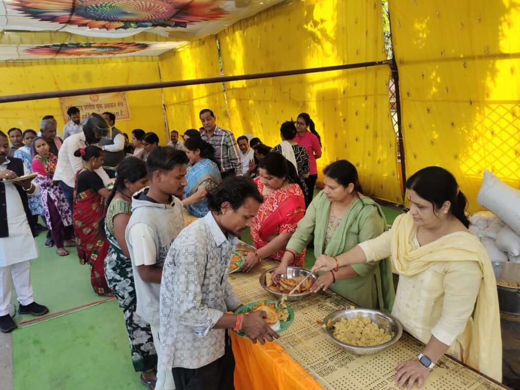 कुलदेवी महालक्ष्मी जी की हुई आराधना-छत्तीसगढ़ प्रांतीय युवा अग्रवाल पांच ने चार दिसंबर को किया पूजा एवं भंडारा प्रसाद का आयोजन,चिंताहरण हनुनान मंदिर परिसर में हुआ आयोजन kshititech