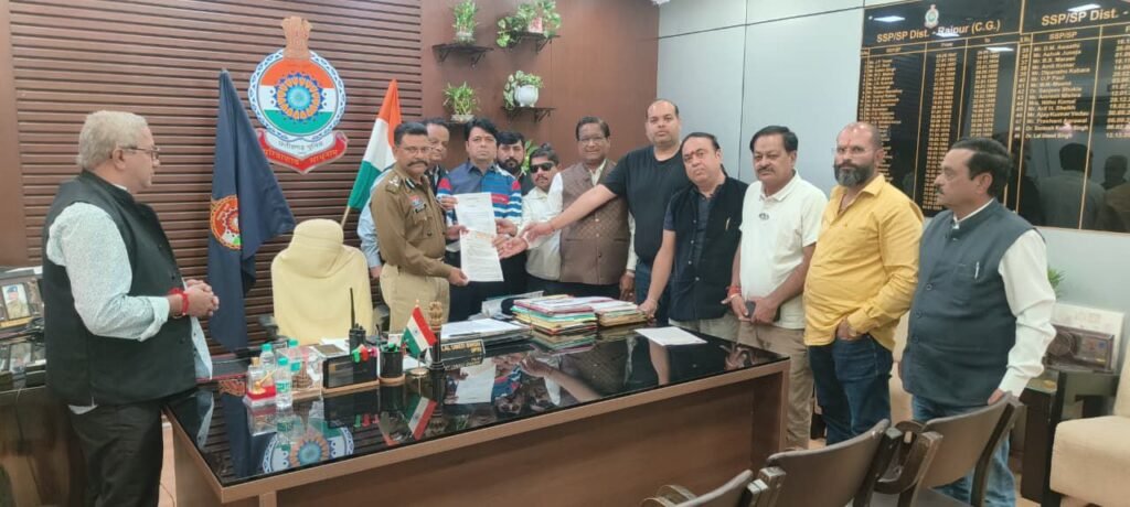 सर्व समाज ने रायपुर SSP को सौपा ज्ञापन, मामला अमित बघेल की शीघ्र गिरफ्तारी का, पुलिस अधिकारी ने कहा भगोड़े अमित बघेल को पकड़ने पुलिस लगातार दे रही है दबिश kshititech