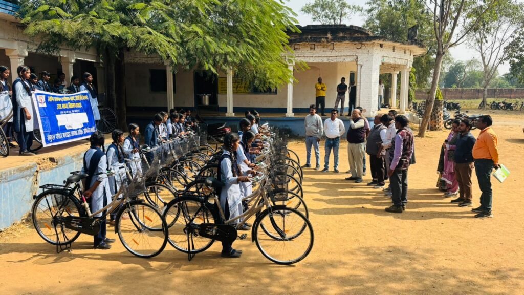 बाराद्वार के सेजस स्कूल में हुआ सरस्वती साइकिल योजना का वितरण,जन भागीदारी अध्यक्ष अमित कलानोरिया ने कहा-भाजपा सरकार की महत्वाकांक्षी योजना है सरस्वती साइकिल, नगर पंचायत अध्यक्ष,उपाध्यक्ष सहित गणमान्य नागरिक रहे मौजूद kshititech