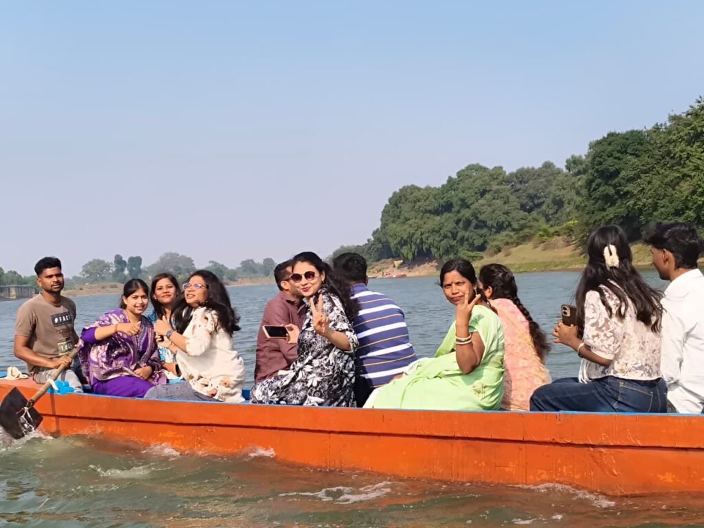 मदकू द्वीप के शैक्षणिक भ्रमण पर पहुंचे शक्ति के लिटिल फ्लावर इंग्लिश मीडियम स्कूल के विद्यार्थी, भगवान रामचंद्र से जुड़ा है यहां का इतिहास, नौका विहार भी किया विद्यार्थियों ने kshititech