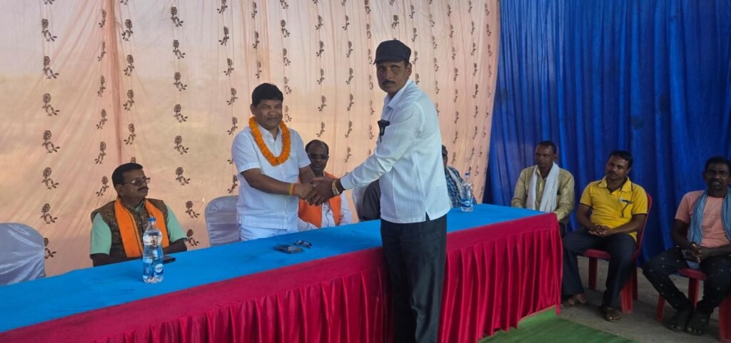 सक्ति के पूर्व विधायक डॉ. खिलावन साहू ने पतेरापाली कला में धान खरीदी केंद्र का किया शुभारंभ,खिलावन ने कहा- विष्णु देव की सरकार ने किसानों के लिए धान खरीदी की बनाई है सुचारू व्यवस्था kshititech