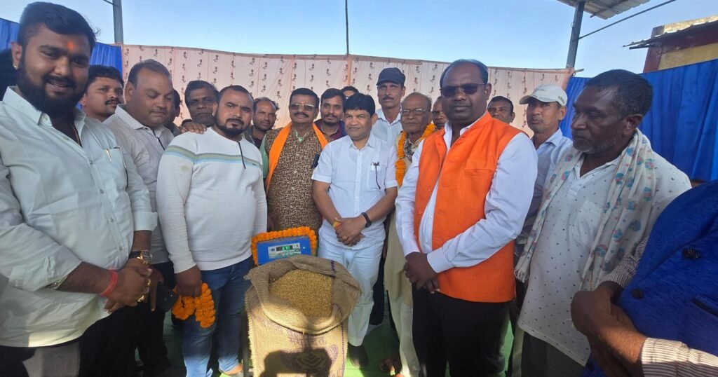 सक्ति के पूर्व विधायक डॉ. खिलावन साहू ने पतेरापाली कला में धान खरीदी केंद्र का किया शुभारंभ,खिलावन ने कहा- विष्णु देव की सरकार ने किसानों के लिए धान खरीदी की बनाई है सुचारू व्यवस्था kshititech