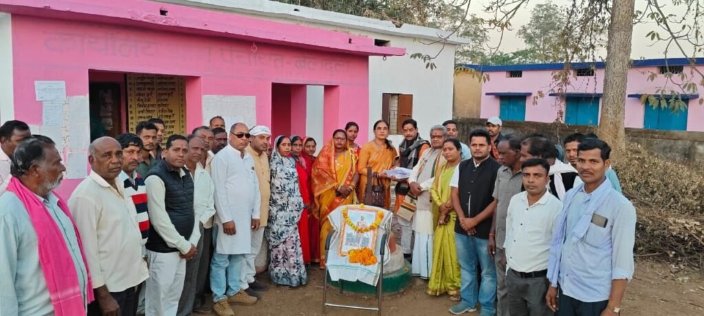 कांग्रेस ने किया शहीद वीर नारायण सिंह बलिदान दिवस का आयोजन, कांग्रेस जिला अध्यक्ष रश्मि गबेल रही मौजूद,बेलादुला में आयोजित था कार्यक्रम kshititech