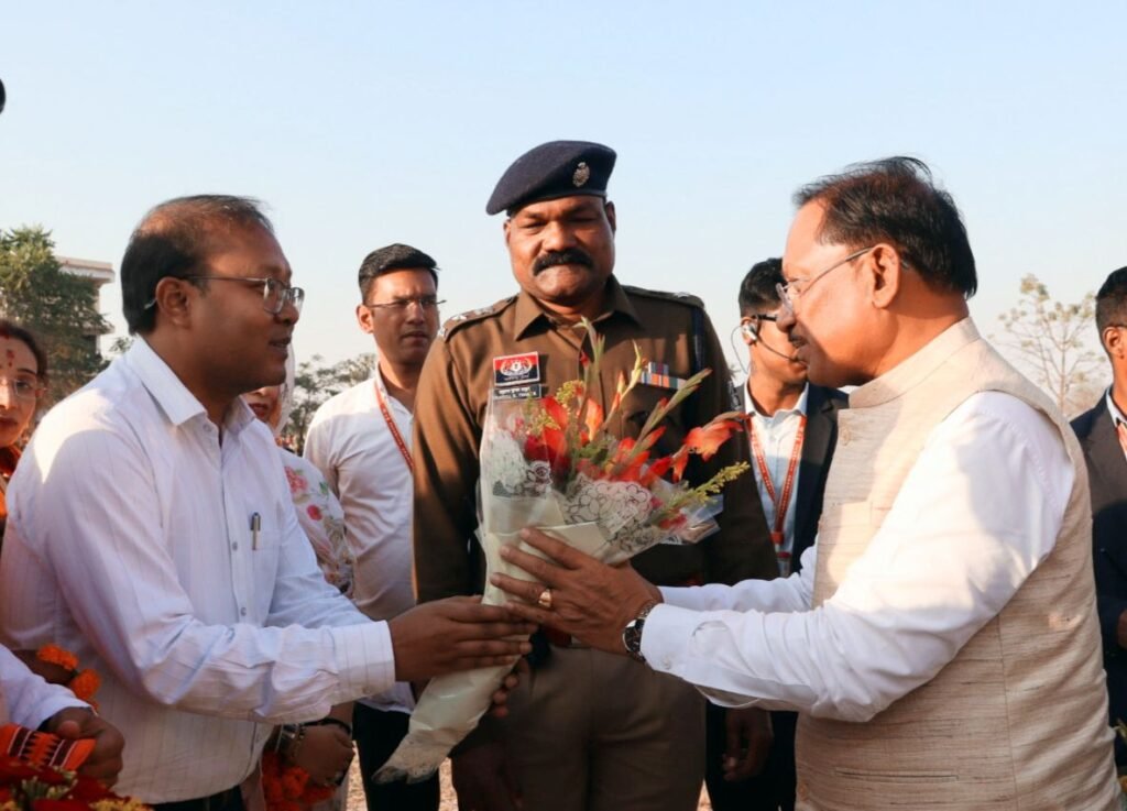 140 जोड़ों को 36-36 हजार रुपये का मिला चेक, मुख्यमंत्री साय पहुंचे हसौद, गायत्री महायज्ञ में हुए शामिल,जिले के कलेक्टर, एसपी ने किया वेलकम, सीएम साय ने कहा-दहेज प्रथा एवं फिजूल खर्ची को रोकने सरकार ने प्रारंभ की है विवाह योजना kshititech