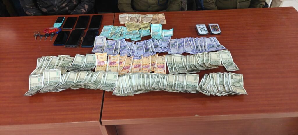 जुआड़ियों के सबसे सुरक्षित अड्डे पर पुलिस की बड़ी रेड- शक्ति पुलिस की बड़ी कार्रवाई- 52 परी का मजा ले रहे 07 जुआड़ियों पर पुलिस की छापामार कार्रवाई,08 मोटरसाइकिल सहित लाखों रुपए के समान एवं नगद रकम हुई जप्त, कई जुआड़ी मौके से ही भाग निकले,देवरी डेम जुआड़ियों का है सबसे बड़ा अड्डा kshititech