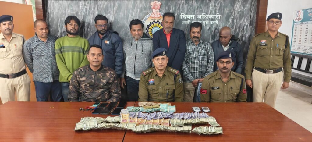 जुआड़ियों के सबसे सुरक्षित अड्डे पर पुलिस की बड़ी रेड- शक्ति पुलिस की बड़ी कार्रवाई- 52 परी का मजा ले रहे 07 जुआड़ियों पर पुलिस की छापामार कार्रवाई,08 मोटरसाइकिल सहित लाखों रुपए के समान एवं नगद रकम हुई जप्त, कई जुआड़ी मौके से ही भाग निकले,देवरी डेम जुआड़ियों का है सबसे बड़ा अड्डा kshititech