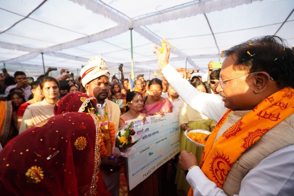 140 जोड़ों को 36-36 हजार रुपये का मिला चेक, मुख्यमंत्री साय पहुंचे हसौद, गायत्री महायज्ञ में हुए शामिल,जिले के कलेक्टर, एसपी ने किया वेलकम, सीएम साय ने कहा-दहेज प्रथा एवं फिजूल खर्ची को रोकने सरकार ने प्रारंभ की है विवाह योजना kshititech