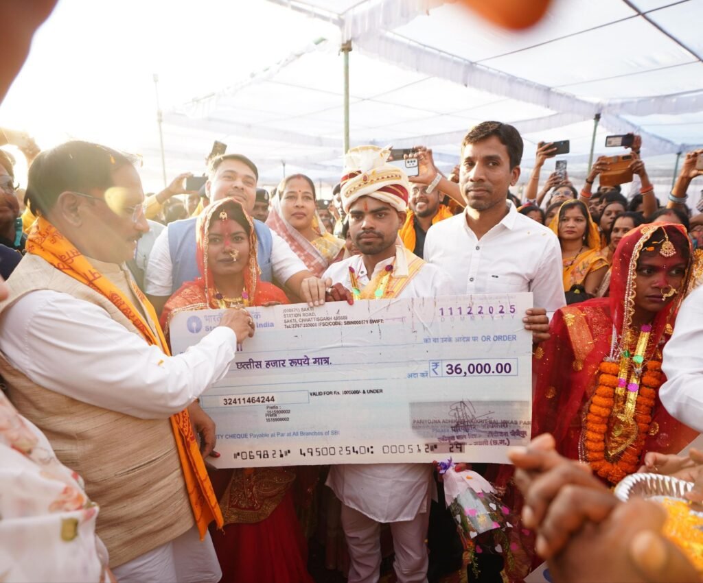 140 जोड़ों को 36-36 हजार रुपये का मिला चेक, मुख्यमंत्री साय पहुंचे हसौद, गायत्री महायज्ञ में हुए शामिल,जिले के कलेक्टर, एसपी ने किया वेलकम, सीएम साय ने कहा-दहेज प्रथा एवं फिजूल खर्ची को रोकने सरकार ने प्रारंभ की है विवाह योजना kshititech