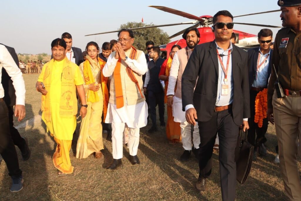 140 जोड़ों को 36-36 हजार रुपये का मिला चेक, मुख्यमंत्री साय पहुंचे हसौद, गायत्री महायज्ञ में हुए शामिल,जिले के कलेक्टर, एसपी ने किया वेलकम, सीएम साय ने कहा-दहेज प्रथा एवं फिजूल खर्ची को रोकने सरकार ने प्रारंभ की है विवाह योजना kshititech