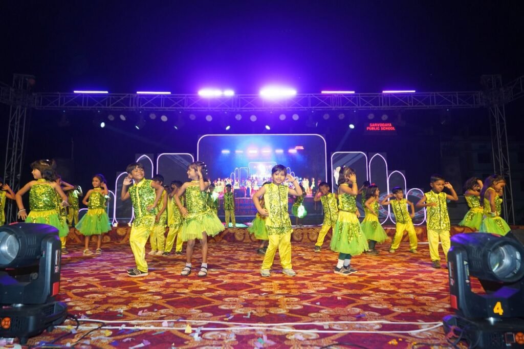 सर्वोदय पब्लिक स्कूल सीबीएसई के बच्चों ने वार्षिक उत्सव के माध्यम से दी अपनी सुंदर प्रस्तुति, चंद्रपुर विधायक रामकुमार यादव,  इंजीनियर दिनेश डनसेना एवं इंजीनियर मनीष स्वर्णकार रहे अतिथि के रूप में मौजूद, शक्ति जिले का सर्वश्रेष्ठ सीबीएसई स्कूल है सर्वोदय पब्लिक kshititech