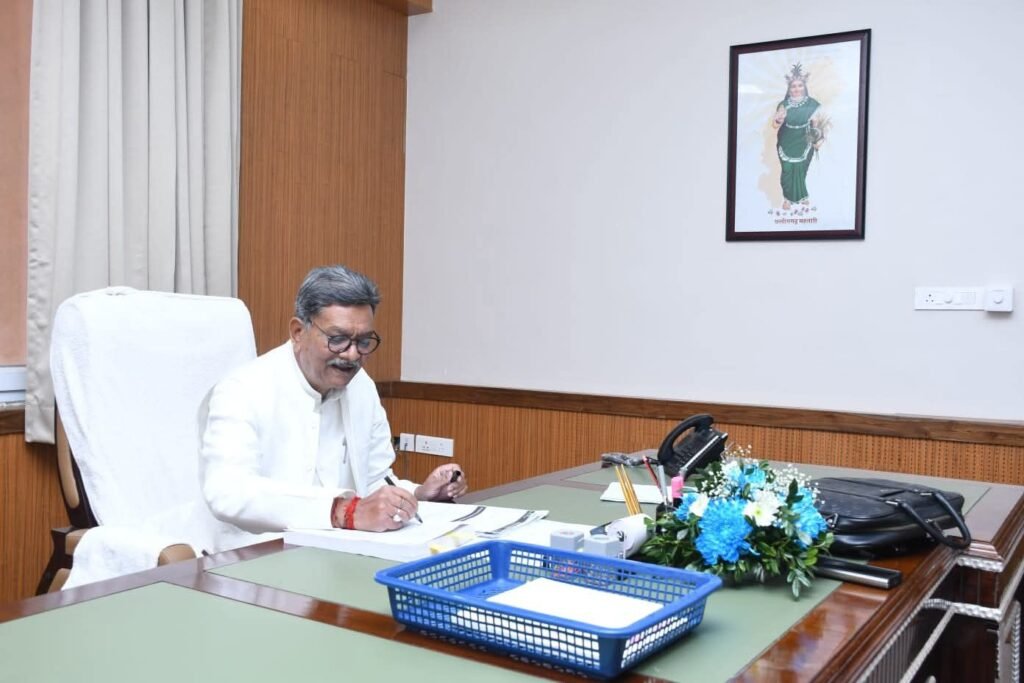 नए विधानसभा भवन के कार्यालय में नेता प्रतिपक्ष महंत ने सम्भाला अपना कामकाज,विधानसभा अध्यक्ष डॉ रमन सिंह से करी मुलाकात, कांग्रेस समर्थित विधायक रहे मौजूद kshititech