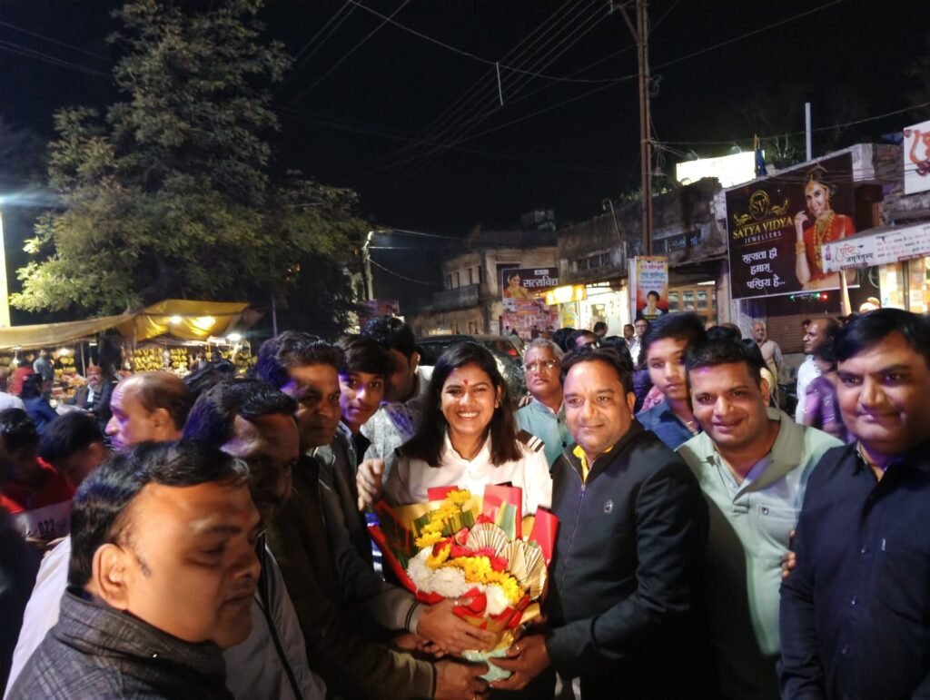 शक्ति की कैप्टन आस्था का हुआ शहर में अभूतपूर्व स्वागत, महामाया मंदिर से निकली स्वागत रैली, जगह-जगह आतिशबाजी एवं समाज बंधुओ ने किया आस्था का स्वागत, गिरिराज रेन बसेरा में हुआ सम्मान समारोह का आयोजन, स्वागत रैली में शामिल हुए सैकड़ो की संख्या में समाज बंधु, जिले के एसपी, एडिशनल एसपी, जिला पंचायत सीईओ एवं पूर्व विधायकों ने भी पहुंच कर दिया आस्था को आशीर्वाद kshititech