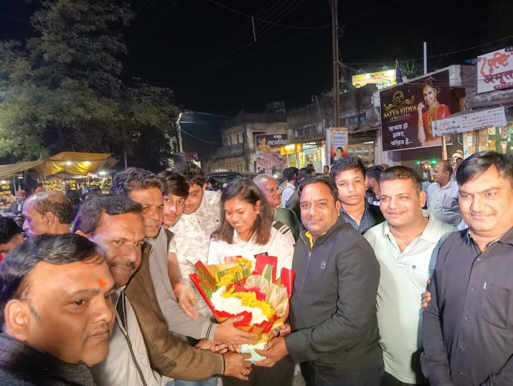 शक्ति की कैप्टन आस्था का हुआ शहर में अभूतपूर्व स्वागत, महामाया मंदिर से निकली स्वागत रैली, जगह-जगह आतिशबाजी एवं समाज बंधुओ ने किया आस्था का स्वागत, गिरिराज रेन बसेरा में हुआ सम्मान समारोह का आयोजन, स्वागत रैली में शामिल हुए सैकड़ो की संख्या में समाज बंधु, जिले के एसपी, एडिशनल एसपी, जिला पंचायत सीईओ एवं पूर्व विधायकों ने भी पहुंच कर दिया आस्था को आशीर्वाद kshititech