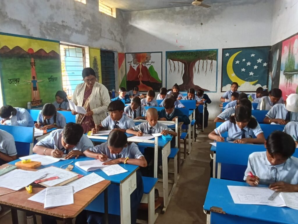 शक्ति की जिला शिक्षा अधिकारी ने किया स्कूलों का निरीक्षण, अर्द्धवार्षिक परीक्षाओं के दौरान पहुंची DEO मैडम ने स्कूल प्रबंधन को दिए निर्देश, कलेक्टर साहब के निर्देशन में बेहतर परीक्षा परिणामो को लेकर जिला शिक्षा अधिकारी का सघन दौरा kshititech