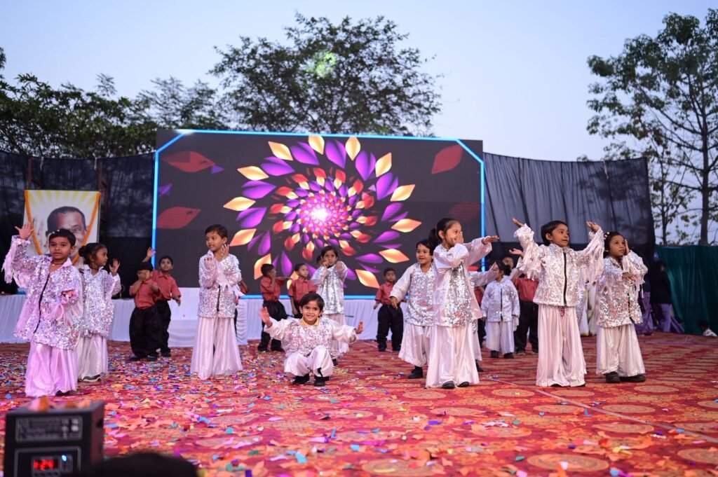 वार्षिक समारोह में शिक्षा मंत्री गजेंद्र यादव बोले- संस्कारयुक्त शिक्षा से बनता है सशक्त भविष्य,अघोर विद्यापीठ पोड़ी दल्हा में संस्कार और संस्कृति का भव्य उत्सव,माईनिंग चैयरमेन सौरभ सिंह भी रहे मौजूद kshititech