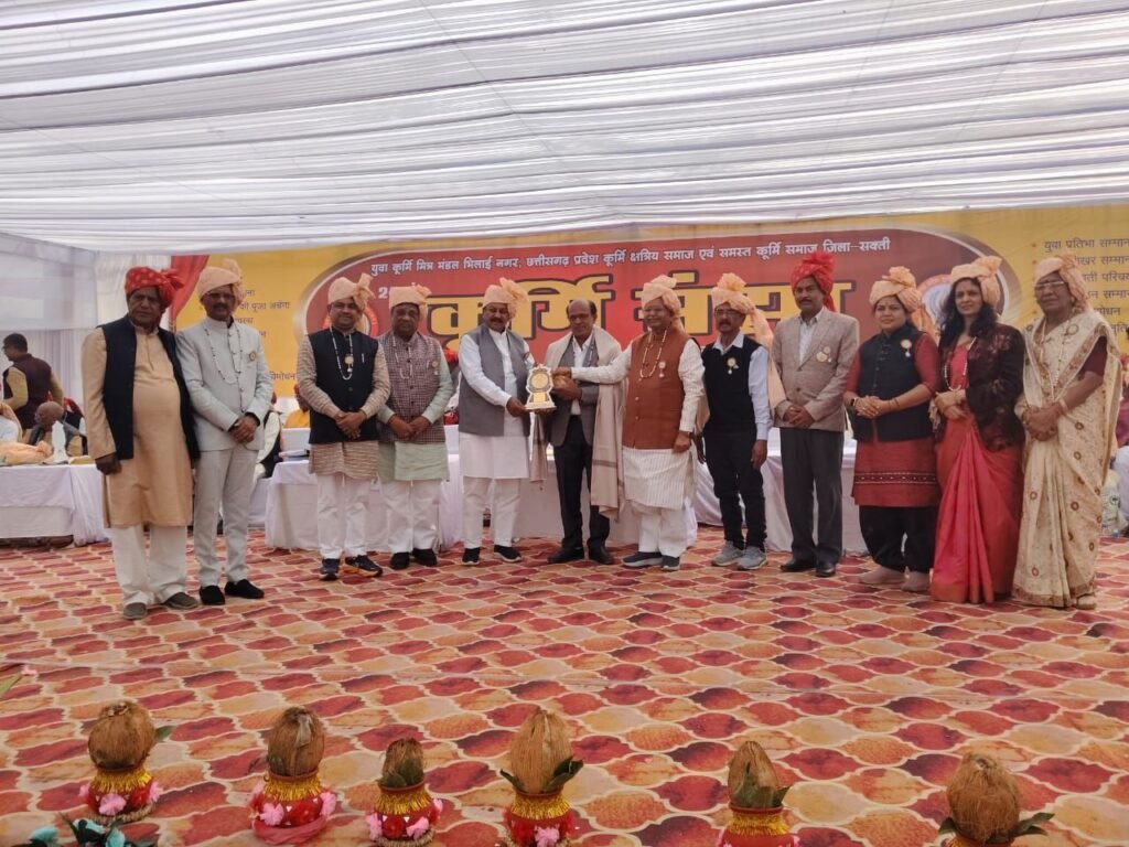 एन के चंद्रा को मिल कुर्मी शिखर सम्मान- शिक्षा के क्षेत्र में उत्कृष्ट योगदान के लिए प्रादेशिक स्तर के महा अधिवेशन में सम्मानित हुए सेवा निवृत जिला शिक्षा अधिकारी नरेंद्र कुमार चंद्रा, पूर्व विधानसभा अध्यक्ष धरमलाल कौशिक, सांसद विजय बघेल एवं प्रभारी मंत्री सहित सांसद जी के हाथों मिला कुर्मी शिखर सम्मान, 21 दिसंबर को शक्ति में आयोजित था कार्यक्रम, 38 वर्षों तक शिक्षा विभाग में सेवाएं दी चंद्रा ने kshititech