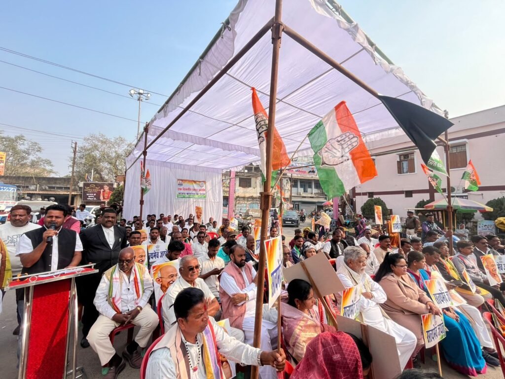 शक्ति में कांग्रेस का दिखा दम- मोदी सरकार के खिलाफ हुंकार भरी शक्ति जिले के कांग्रेस कार्यकर्ताओं ने,अग्रसेन चौक में हुआ जंगी धरना प्रदर्शन,भाजपा कार्यालय का घेराव करने निकले सैकड़ो की संख्या में कांग्रेस कार्यकर्ता, 21 दिसंबर को आयोजित था कार्यक्रम, मामला मनरेगा में महात्मा गांधी के नाम हटाने का kshititech