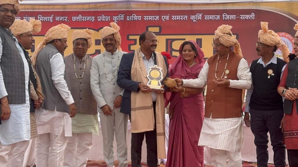 सामाजिक कार्यकर्ता लोकेश चंद्रा हुए कुर्मी शिखर सम्मान से सम्मानित, 21 दिसंबर को महा अधिवेशन में मिला लोकेश को सम्मान, समाज बंधुओ ने दी लोकेश को बधाई, अवसर था सर्व कुर्मी क्षत्रिय समाज के प्रांतीय महा अधिवेशन का kshititech