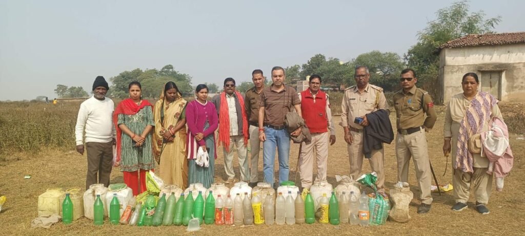 अवैध महुआ शराब बनाने के लिए छुपाकर रखी गई सामग्री पर आबकारी विभाग का छापा, मामला हुआ दर्ज अवैध महुआ शराब बनाने के लिए छुपाकर रखी गई सामग्री पर आबकारी विभाग का छापा, मामला हुआ दर्ज kshititech