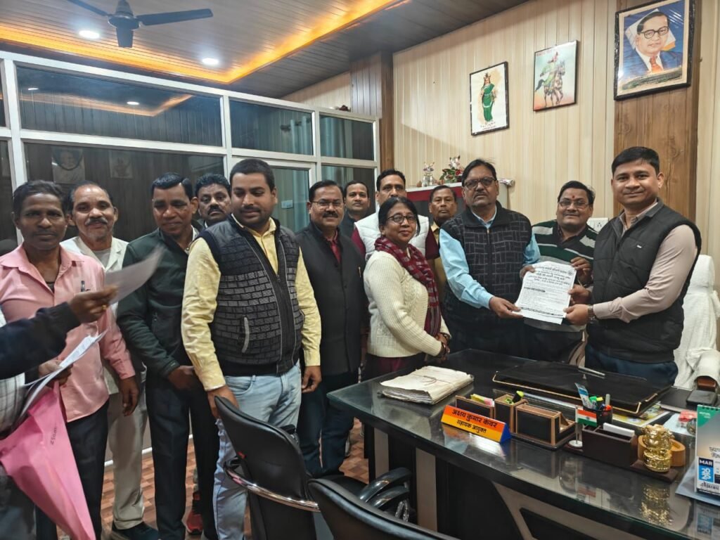 सरकार के खिलाफ होगा कर्मचारियों का हल्ला बोल आंदोलन- 29 से 31 दिसंबर तक सरकारी अधिकारी- कर्मचारियों की कलम बंद,काम बंद, 11 सूत्रीय मांगों को लेकर संगठन हुआ एकजुट शिक्षक संघ जांजगीर-चाम्पा के जिला अध्यक्ष डॉ रविंद्र द्विवेदी ने दी जानकारी सरकार के खिलाफ होगा कर्मचारियों का हल्ला बोल आंदोलन- 29 से 31 दिसंबर तक सरकारी अधिकारी- कर्मचारियों की कलम बंद,काम बंद, 11 सूत्रीय मांगों को लेकर संगठन हुआ एकजुट शिक्षक संघ जांजगीर-चाम्पा के जिला अध्यक्ष डॉ रविंद्र द्विवेदी ने दी जानकारी kshititech