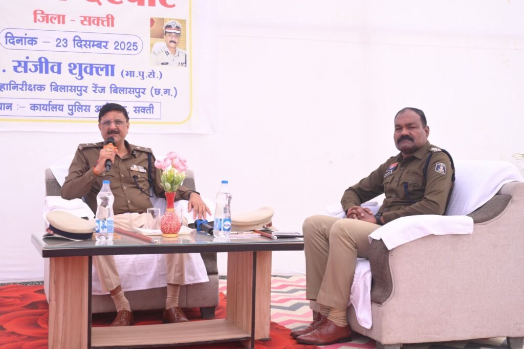जेठ में लगा पुलिस दरबार- पुलिस आईजी साहब के शक्ति आगमन पर लगे पुलिस दरबार में जिले के जवानों ने बताई अपनी समस्याएं, आईजी साहब की उपस्थिति में जप्त अवैध मादक पदार्थों को किया गया नष्ट,05 आरक्षकों को शुक्ला साहब ने जारी किया नियुक्ति आदेश kshititech