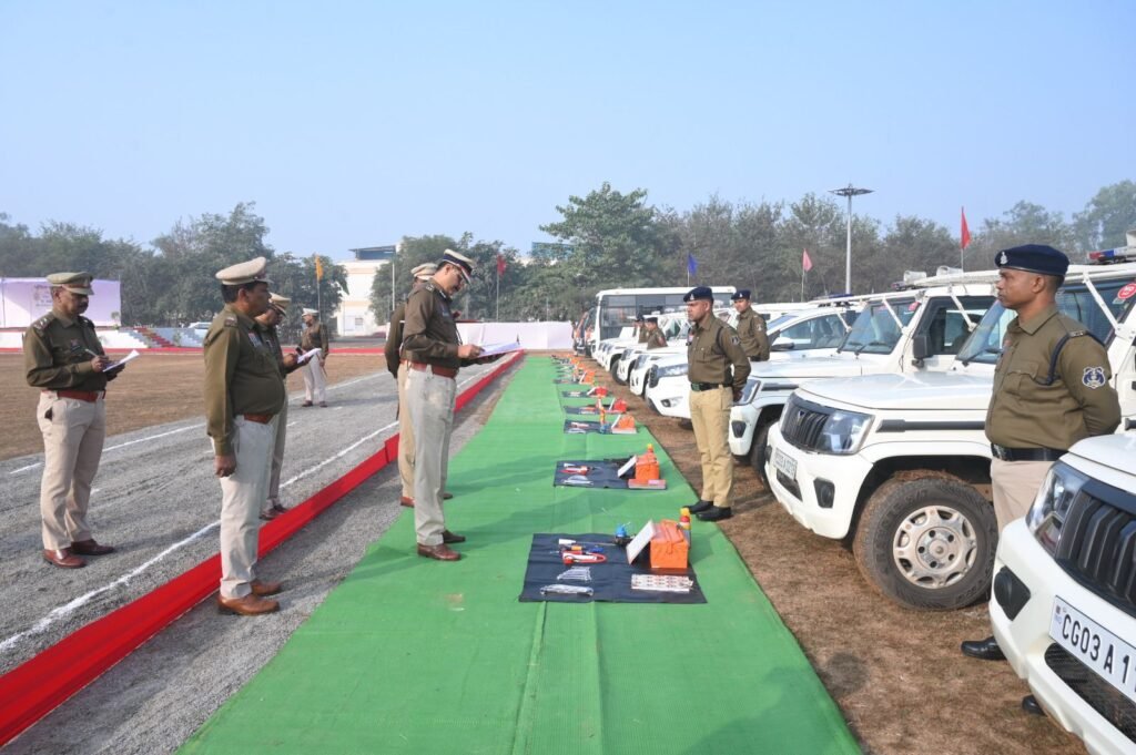 जेठ में लगा पुलिस दरबार- पुलिस आईजी साहब के शक्ति आगमन पर लगे पुलिस दरबार में जिले के जवानों ने बताई अपनी समस्याएं, आईजी साहब की उपस्थिति में जप्त अवैध मादक पदार्थों को किया गया नष्ट,05 आरक्षकों को शुक्ला साहब ने जारी किया नियुक्ति आदेश kshititech