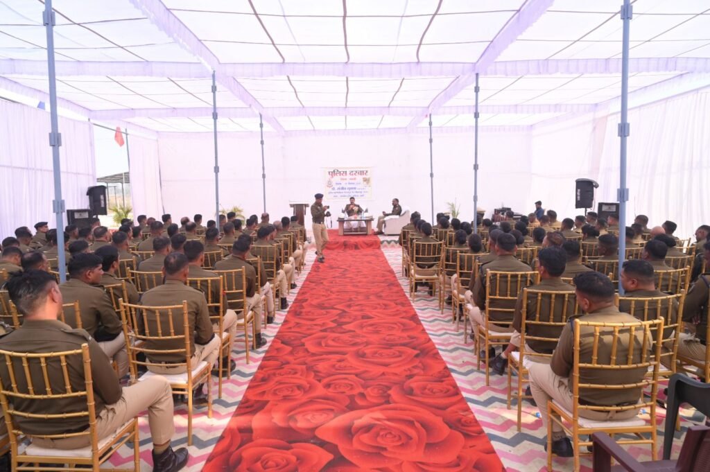 जेठ में लगा पुलिस दरबार- पुलिस आईजी साहब के शक्ति आगमन पर लगे पुलिस दरबार में जिले के जवानों ने बताई अपनी समस्याएं, आईजी साहब की उपस्थिति में जप्त अवैध मादक पदार्थों को किया गया नष्ट,05 आरक्षकों को शुक्ला साहब ने जारी किया नियुक्ति आदेश kshititech